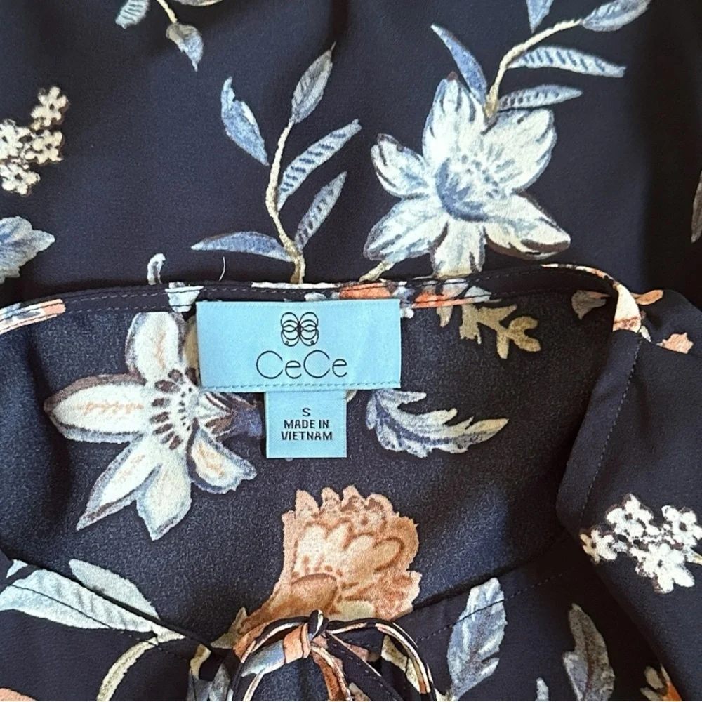 CeCe Floral navy Blouse brand new small MSRP69.00 - Picture 5 of 7